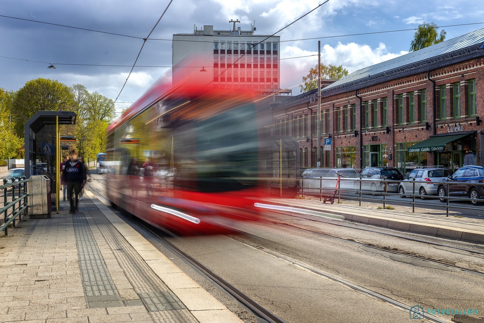 Kollektivtilbudet i området består av buss, trikk og tog. Galleribilde