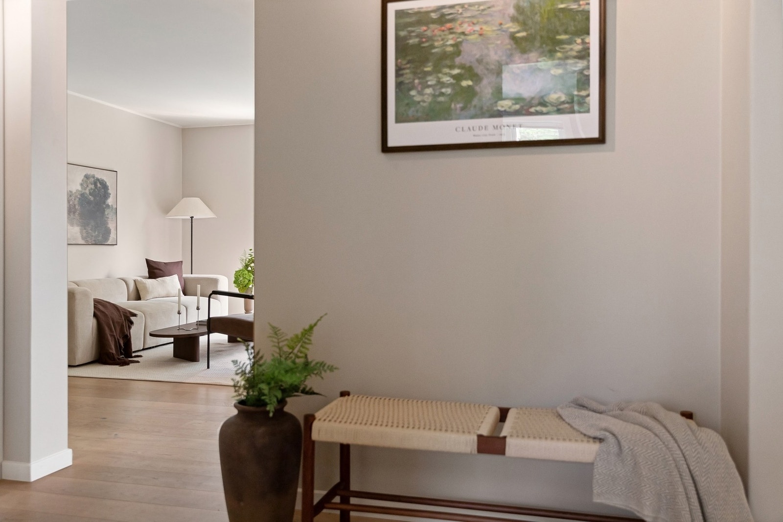 Lys og innbydende entré med lune beige- og greigetoner som gir et moderne og behagelig førsteinntrykk. Galleribilde