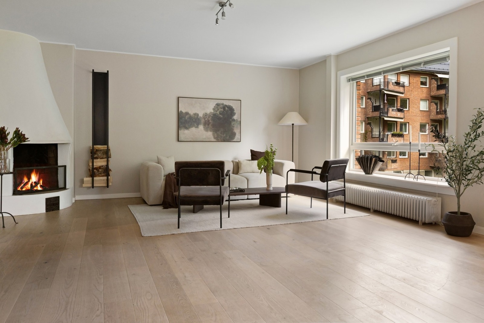 Stuen har god plass til både sofagruppe og spiseplass, og den åpne utformingen gjør det enkelt å etablere flere sosiale soner. Galleribilde