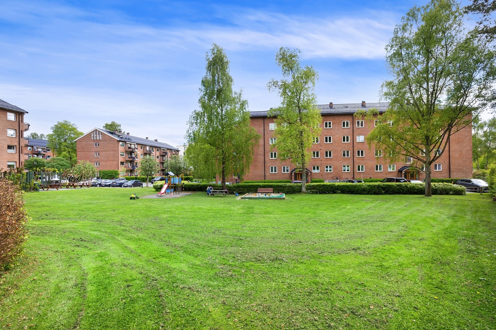 Det er flotte rekreasjonsmuligheter ved Skøyenparken og Frognerparken, og vil du ta turen ut av byen er det tur-/skiløyper i marka innenfor Fossum eller Frognerseteren. Galleribilde