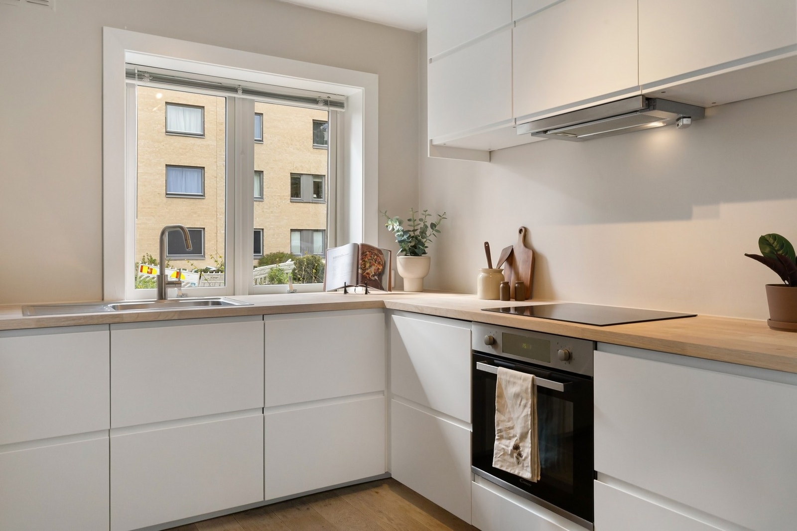 Det er integrerte hvitevarer bestående av platetopp, stekeovn, oppvaskmaskin samt kjøleskap med fryser. Galleribilde