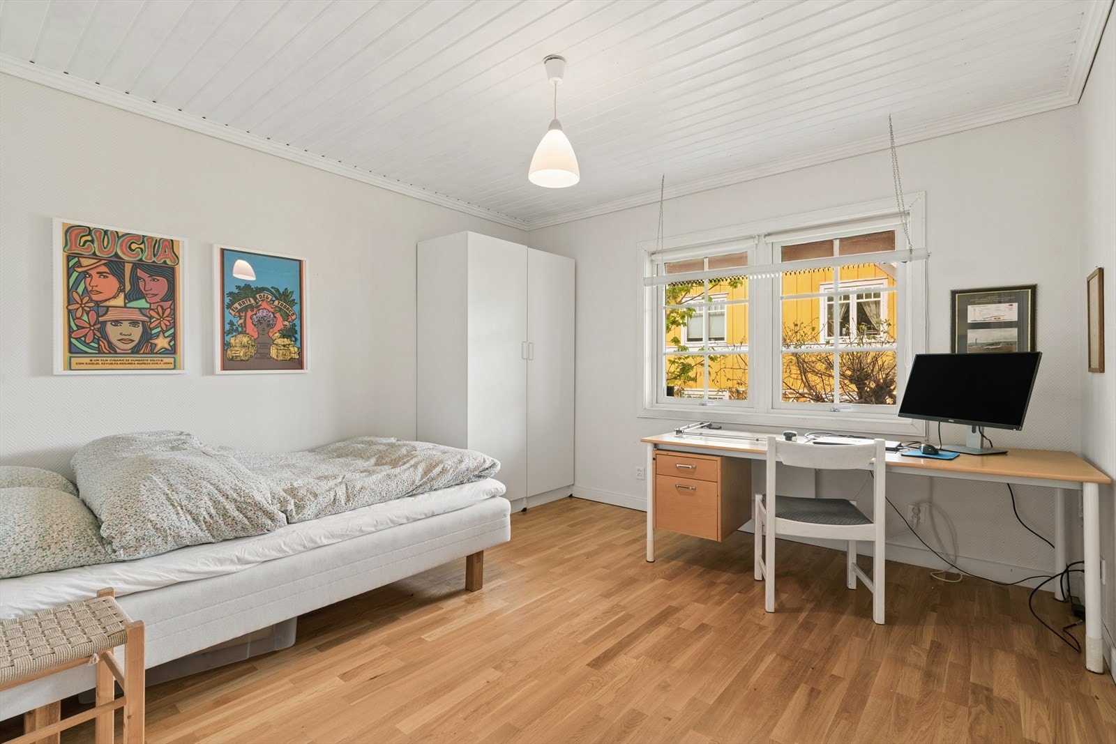 Lyst og praktisk soverom med godt lysinnslipp. Galleribilde