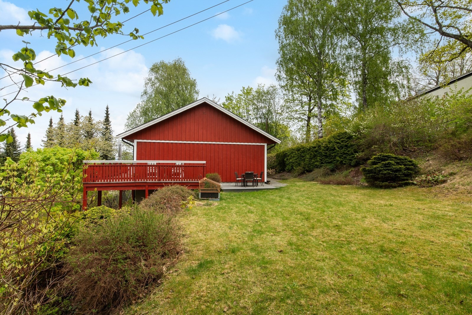Stor hage som omkranser boligen og gir flere fine uteområder. Galleribilde