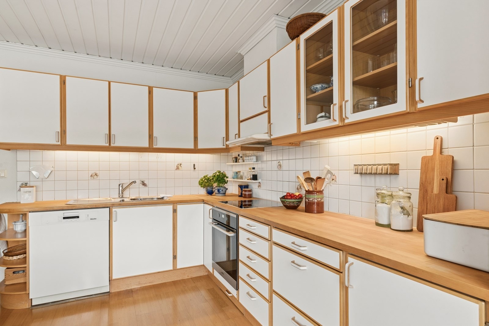 Kjøkkenet er utstyrt med benkeplate i heltre, stekeovn, platetopp, oppvaskmaskin og ventilator med avtrekk ut. Galleribilde