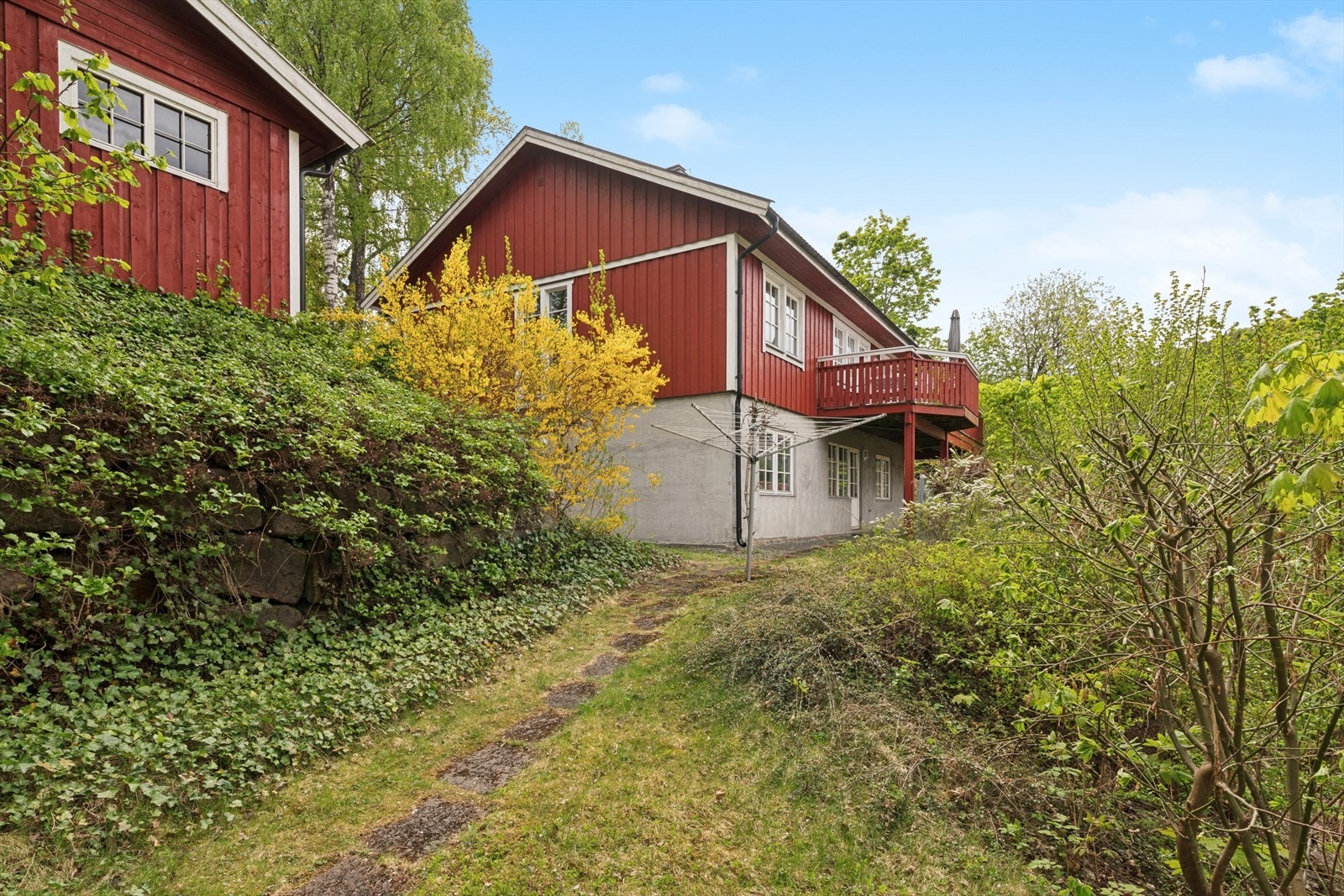Stor hage som omkranser boligen og gir flere fine uteområder. Galleribilde