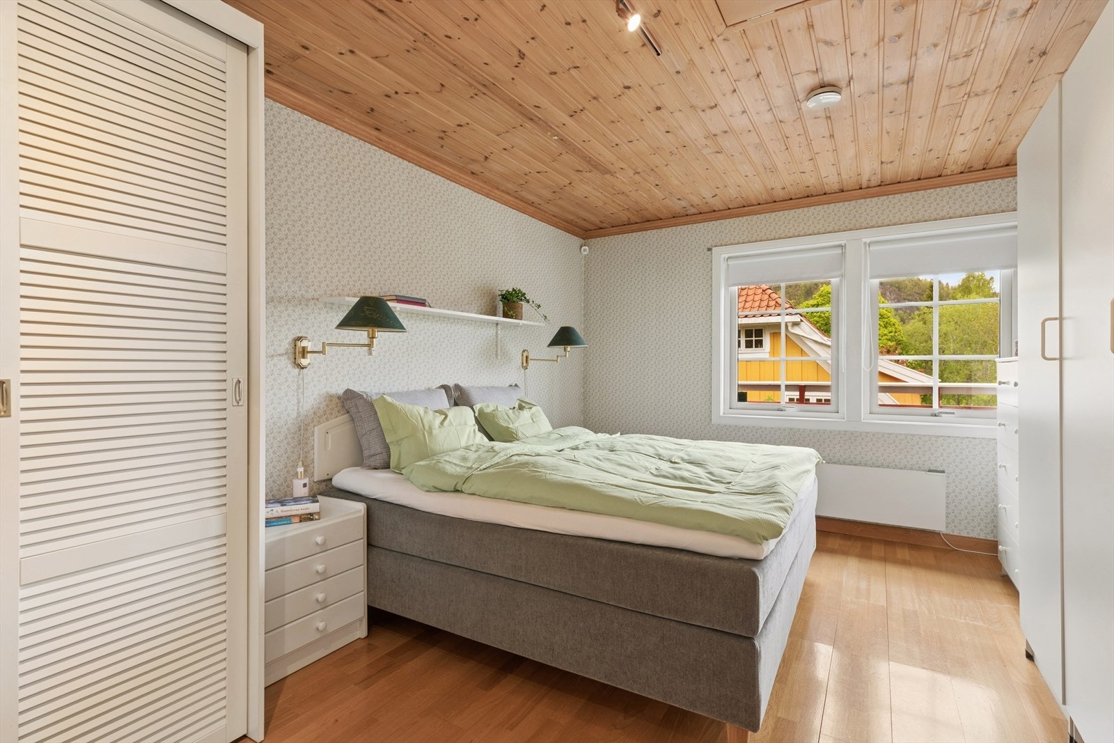 Hovedsoverommet har store vinduer som slipper inn rikelig med naturlig lys. Galleribilde