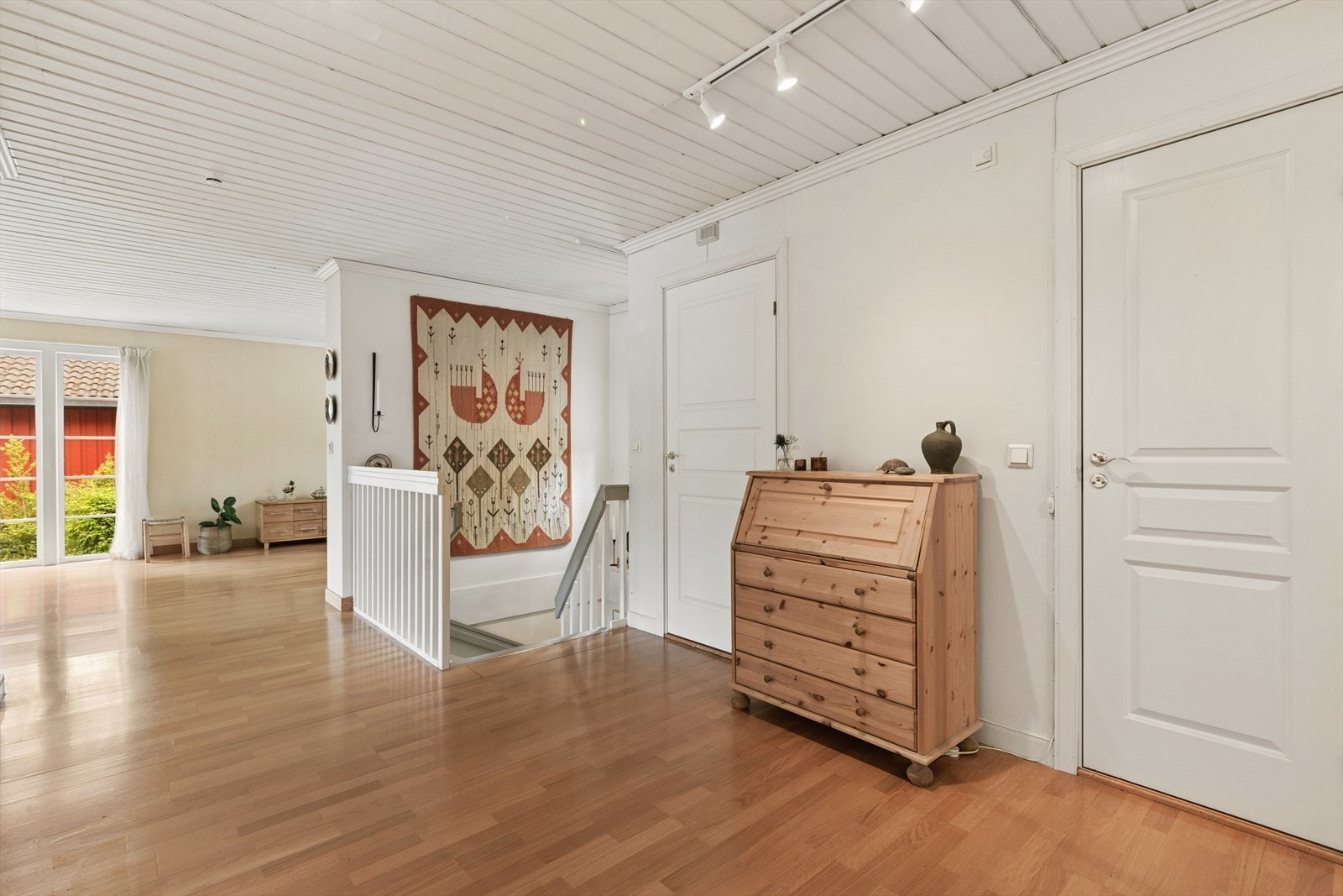 Hallen binder rommene sammen og gir et godt førsteinntrykk med lys og åpen atmosfære. Galleribilde
