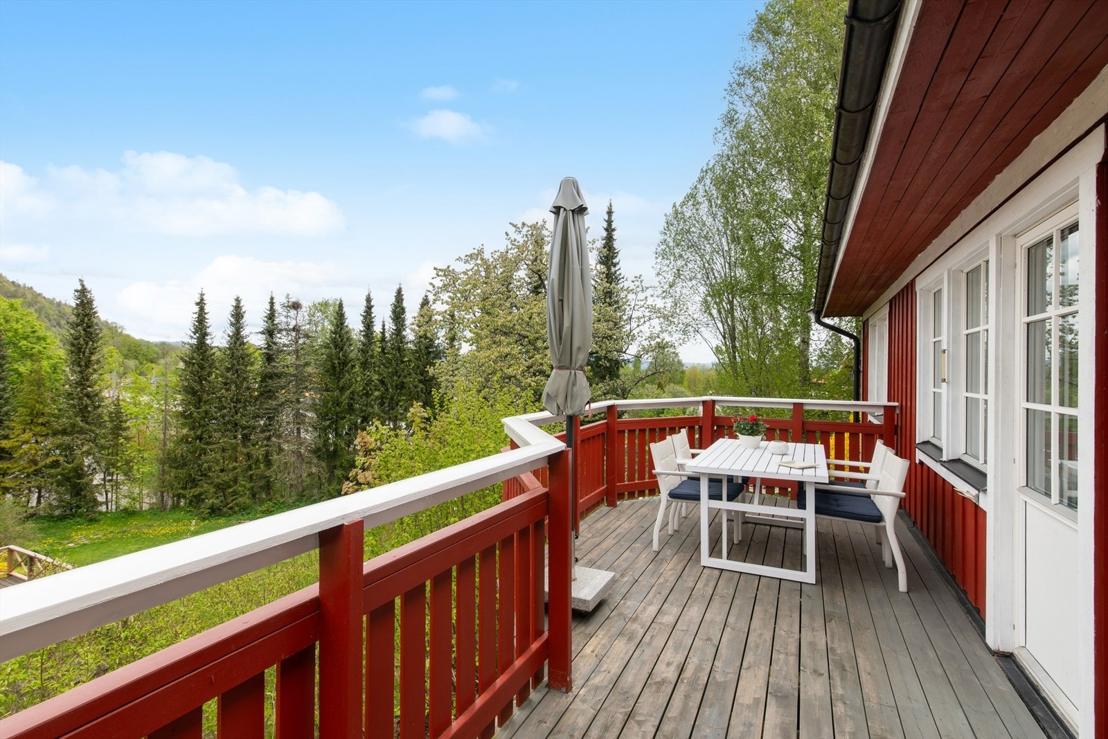 Uteplassen har en hyggelig sittegruppe og gode solforhold. Galleribilde