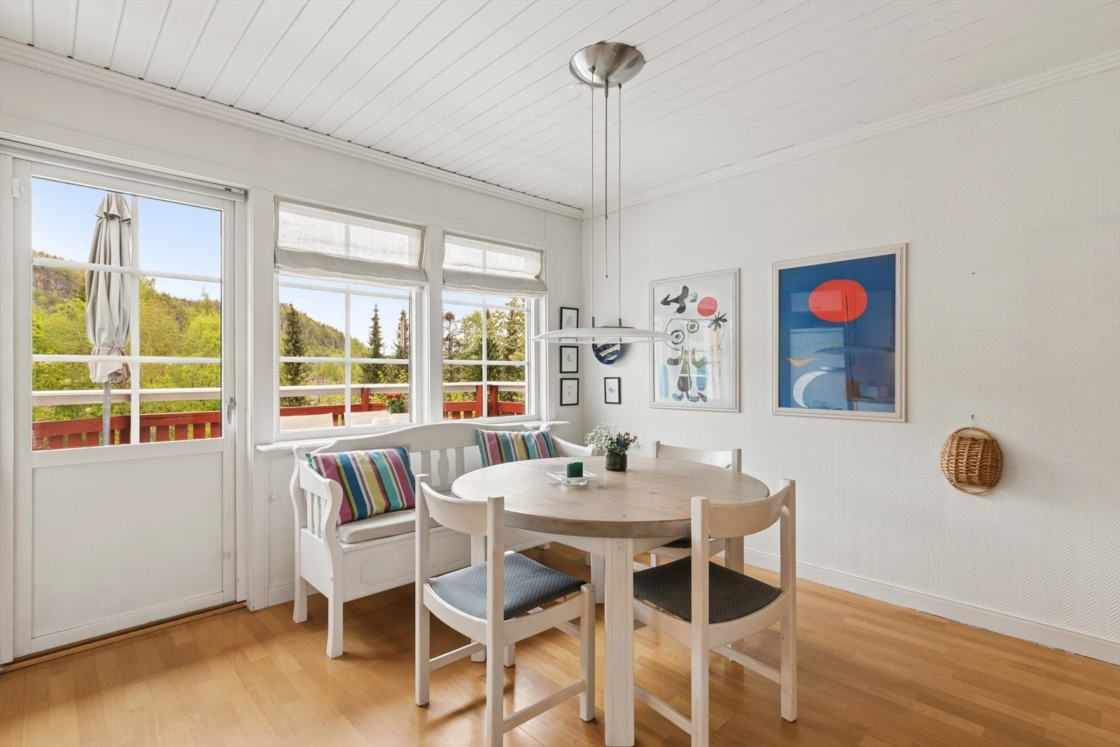 Kjøkkenet har direkte utgang til en hyggelig terrasse. Galleribilde