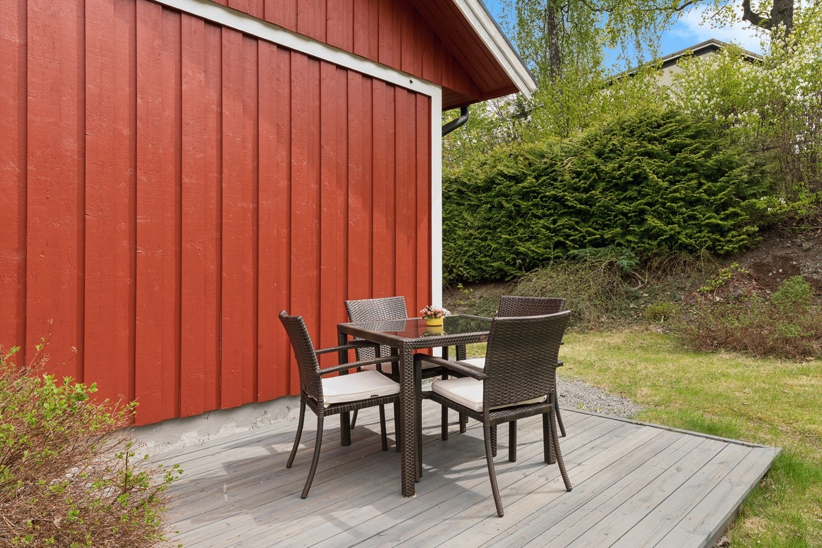 Hyggelig sittegruppe i hagen med gode solforhold. Galleribilde