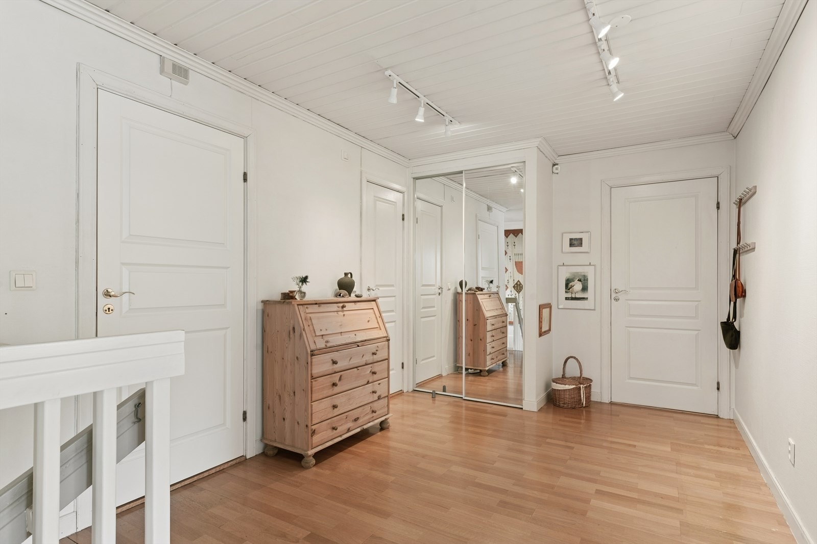 Fra hallen er det adkomst til stue, kjøkken, soverom og toalettrom. Galleribilde