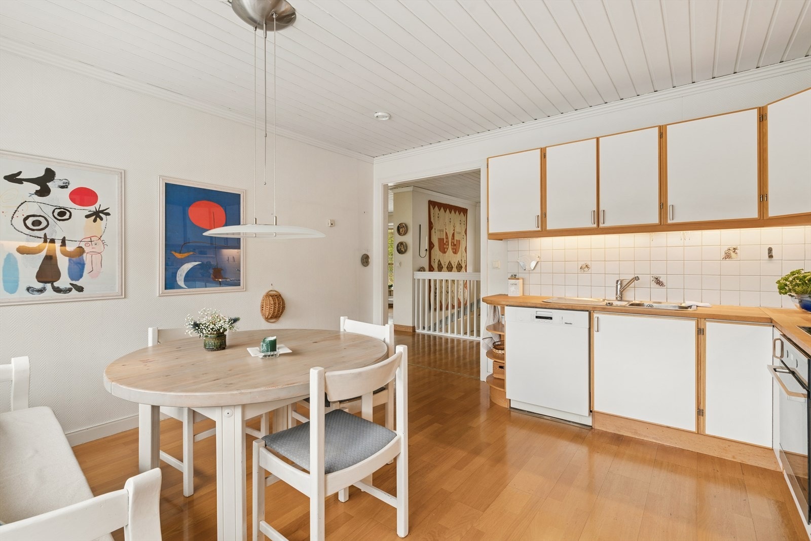 KjøkkenKjøkkenet byr på en hyggelig spiseplass for hverdagsmåltider. Galleribilde