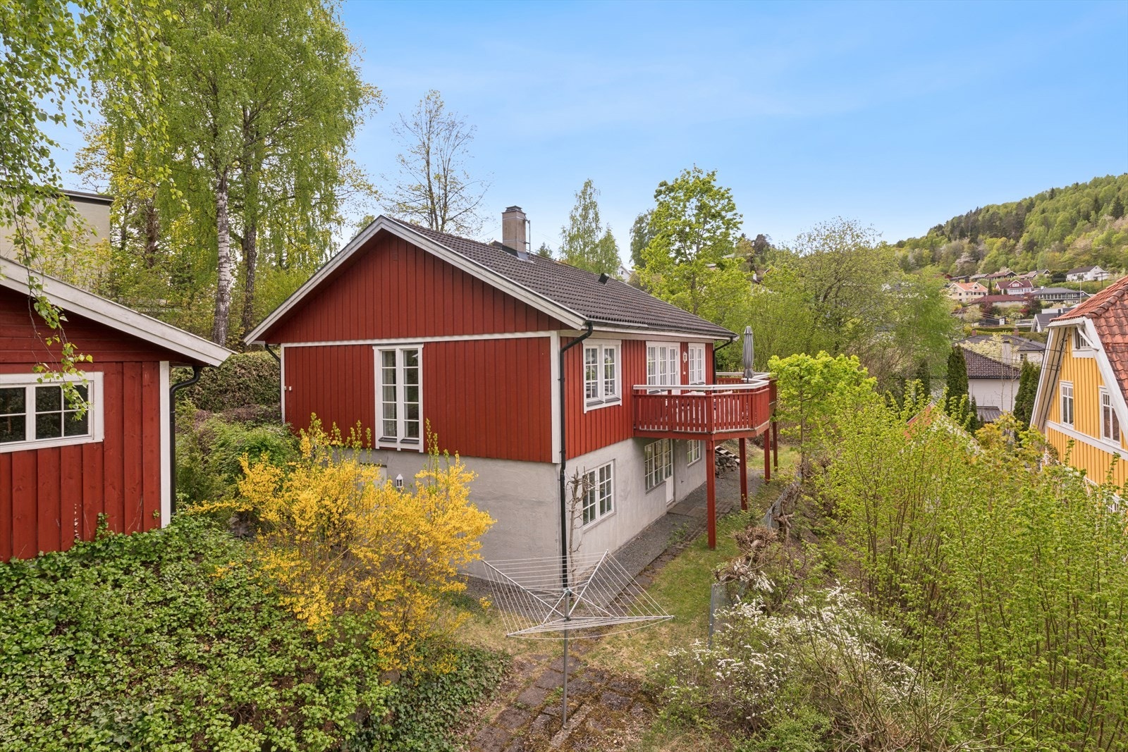 Boligen ligger fint til i grønne og familievennlige omgivelser. Galleribilde
