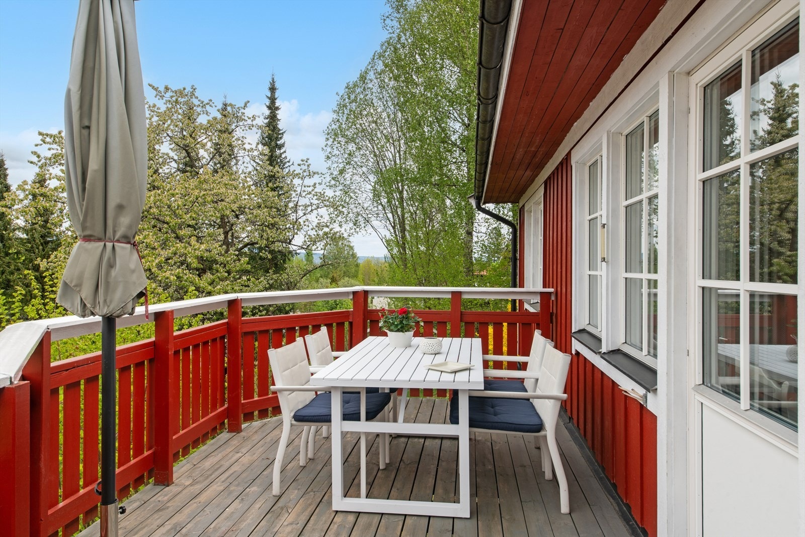 Uteplassen byr på gode solforhold utover dagen. Galleribilde