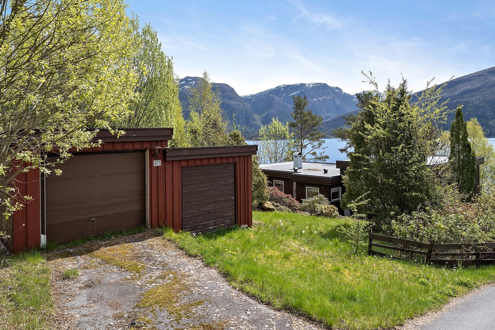 Eiendommen har dobbel garasje Galleribilde