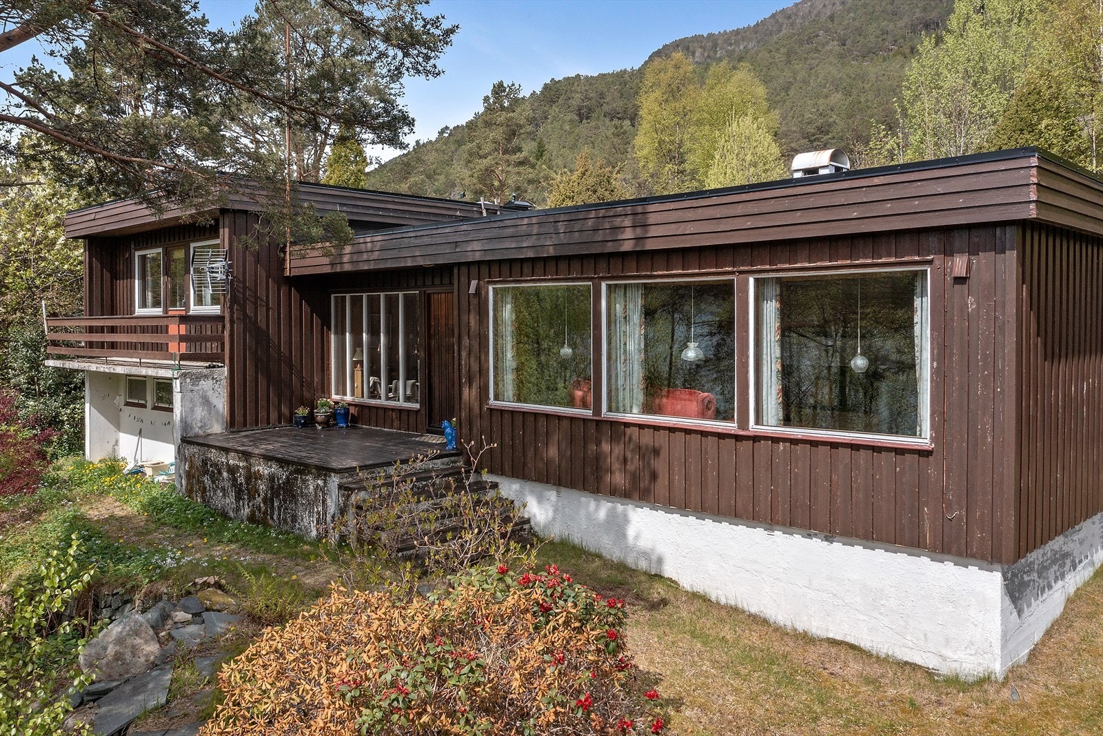 Enebolig ved sjøen på Ytrehus Galleribilde