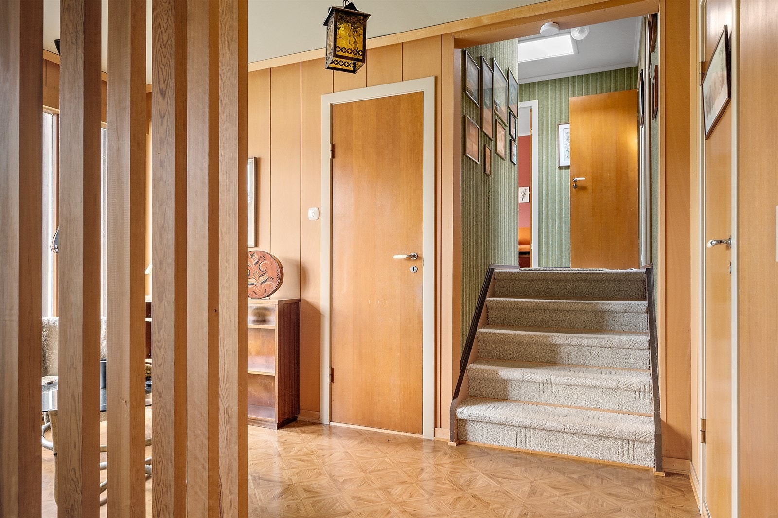 Fra forstue er det fem trinn opp til soveromsdelen av huset Galleribilde