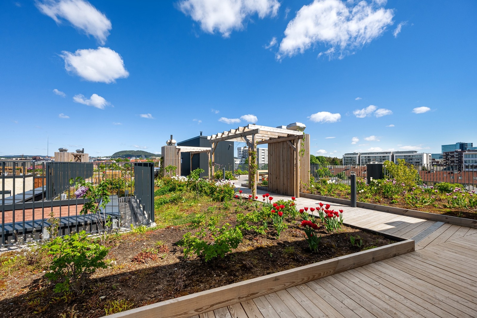 I tillegg til leilighetens 2 balkonger, disponerer man muligheten til å benytte seg av sameiets felles takterrasse Galleribilde