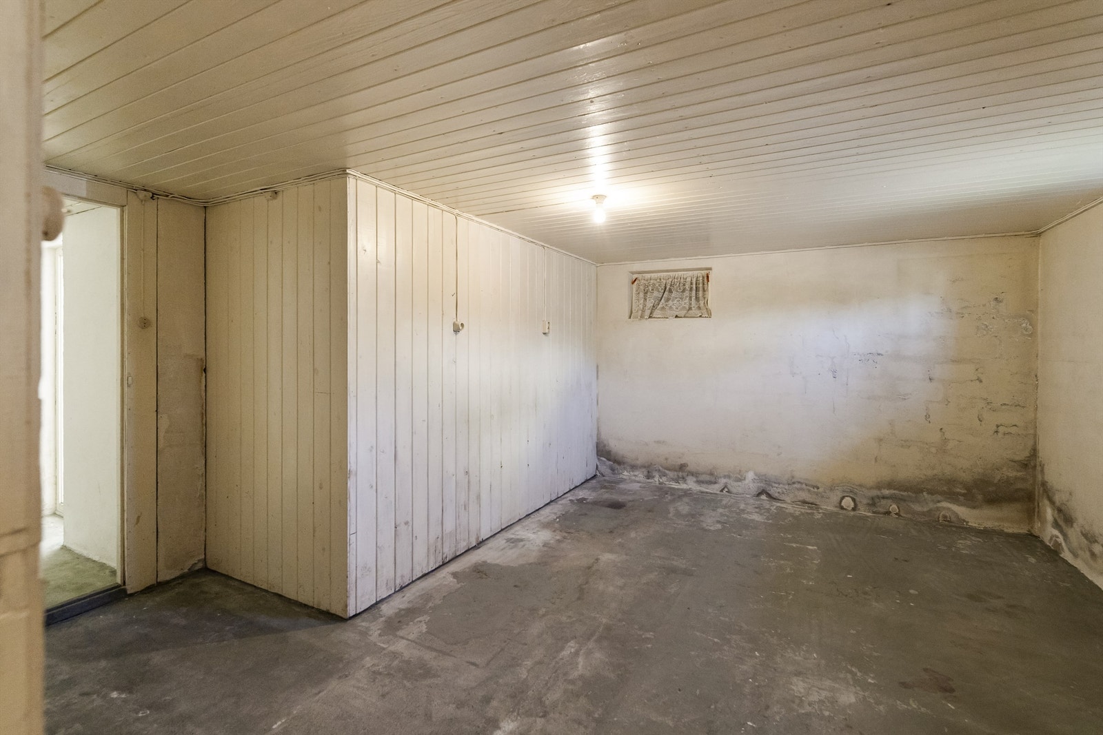 Kjelleren har rikelig med plass og gode lagringsmuligheter. Hele kjelleretasjen tilhører leiligheten i 1. etasje. Galleribilde