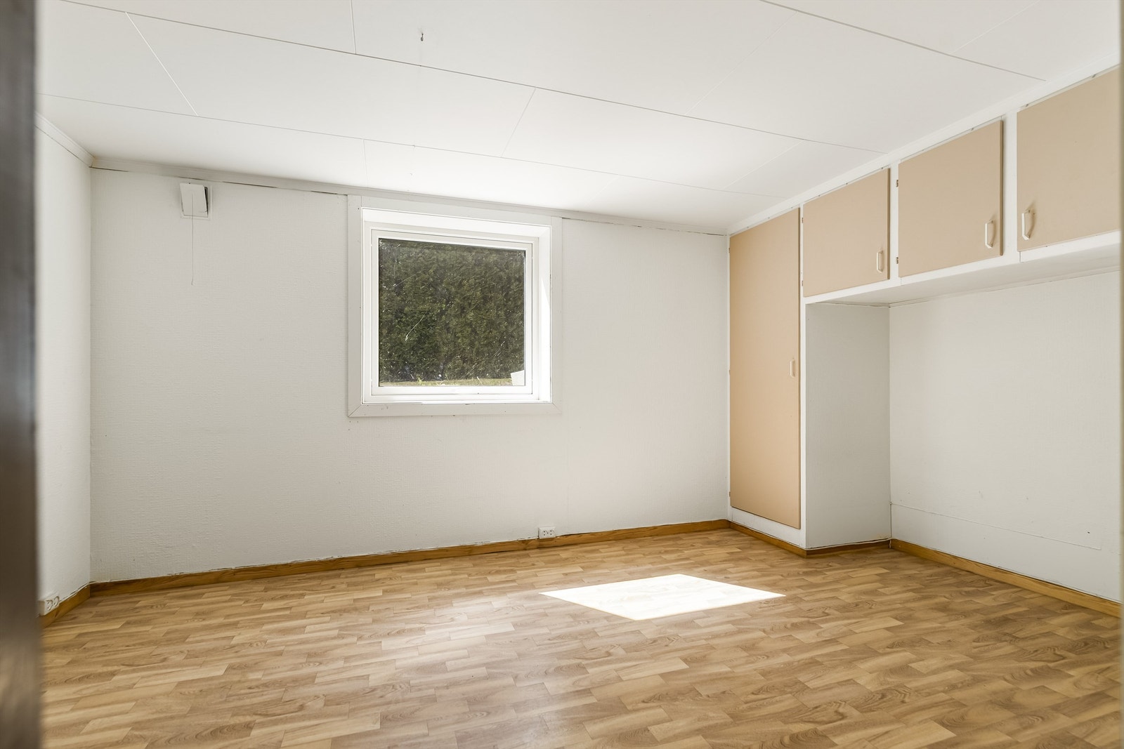 Hele kjelleretasjen tilhører denne seksjonen og består for det meste av boder samt et oppholdsrom (rommet er ikke søkt eller godkjent for varig opphold). Galleribilde