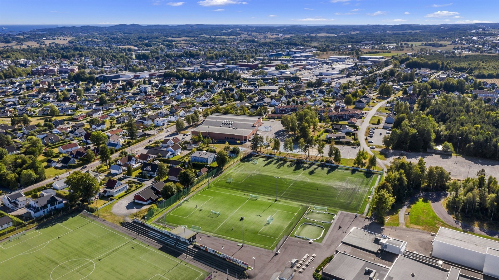 Det er kort vei til Runar idrettsanlegg med et stort utvalg av sportslige tilbud og fritidsaktiviteter. Her er det fotballbaner, turløyper i skog, lysløyper på vinteren, skilekanlegg, samt Runarhallen som er en flerbrukshall. Galleribilde