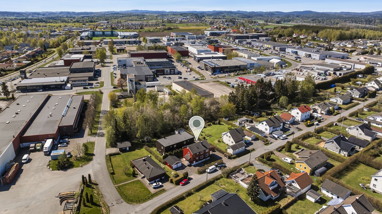 Eiendommen ligger sentralt på Haukerød, med umiddelbar nærhet til Pindsle. Her finner du både treningssenter, apotek og dagligvareforretninger. For øvrig finnes det også mange butikker i området med alt til hus og hjem. Galleribilde