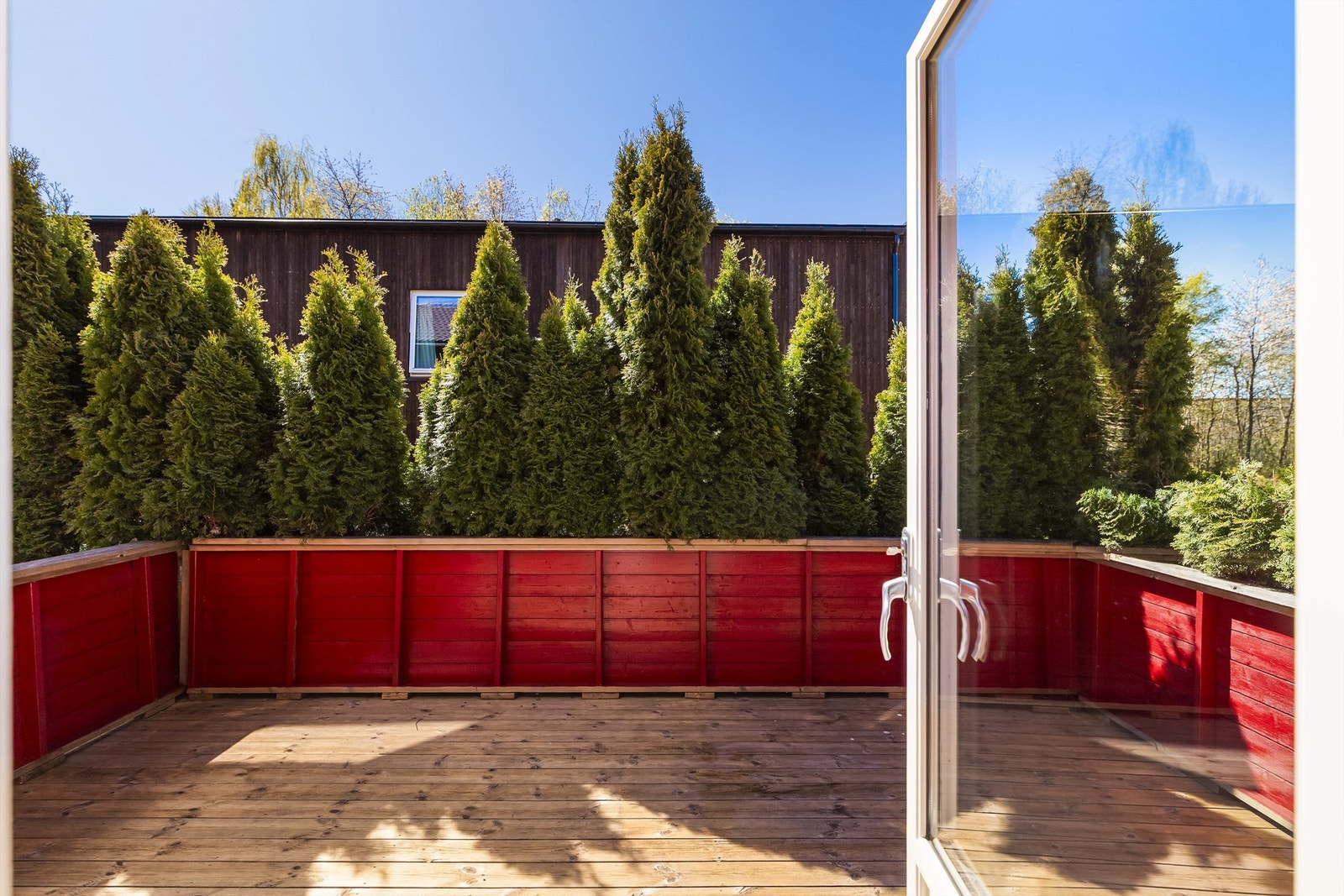 Terrassen har god størrelse og det er rikelig med plass til både sittegruppe og grill. Galleribilde