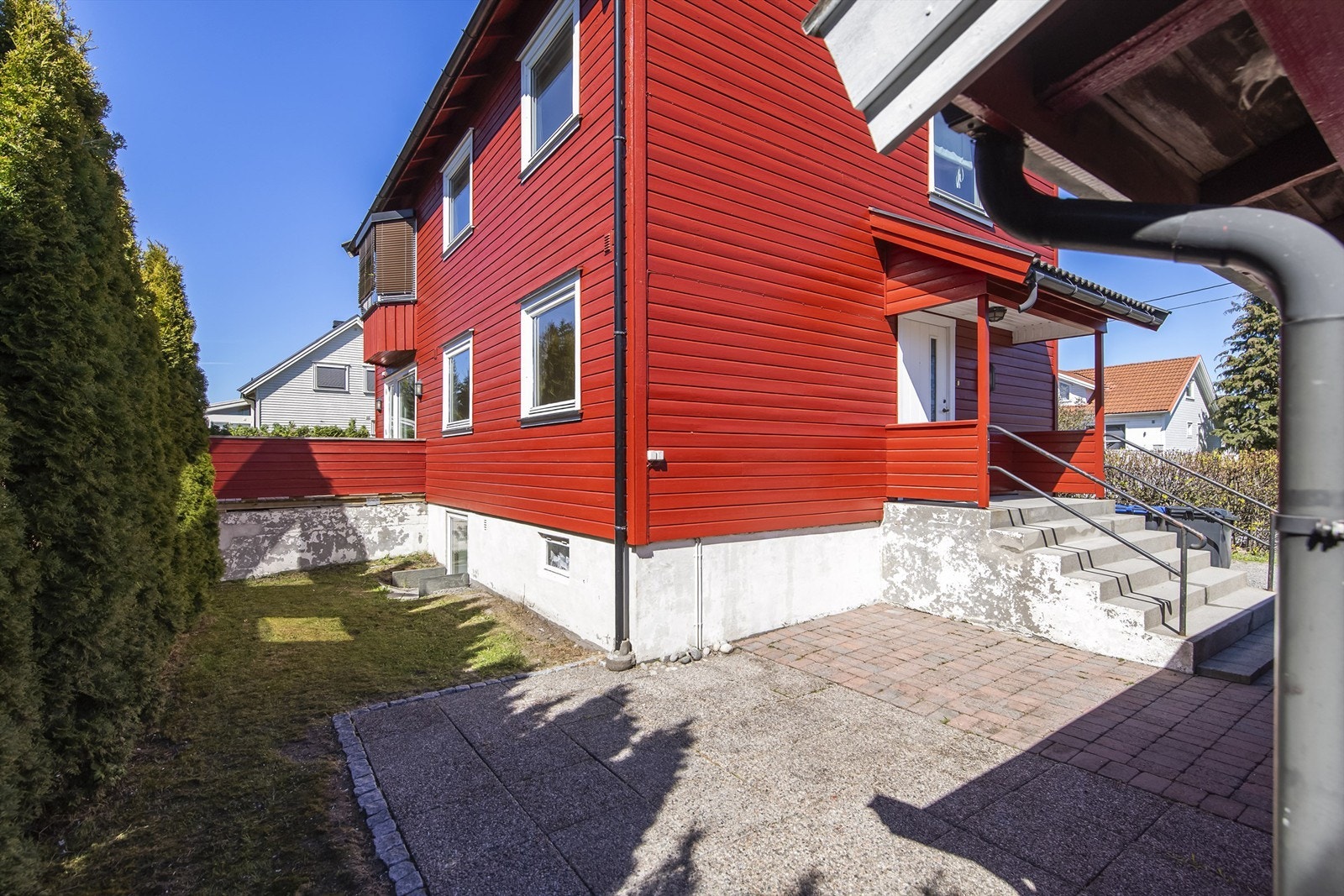 Eiendommen består av lettstelte uteområder. Galleribilde