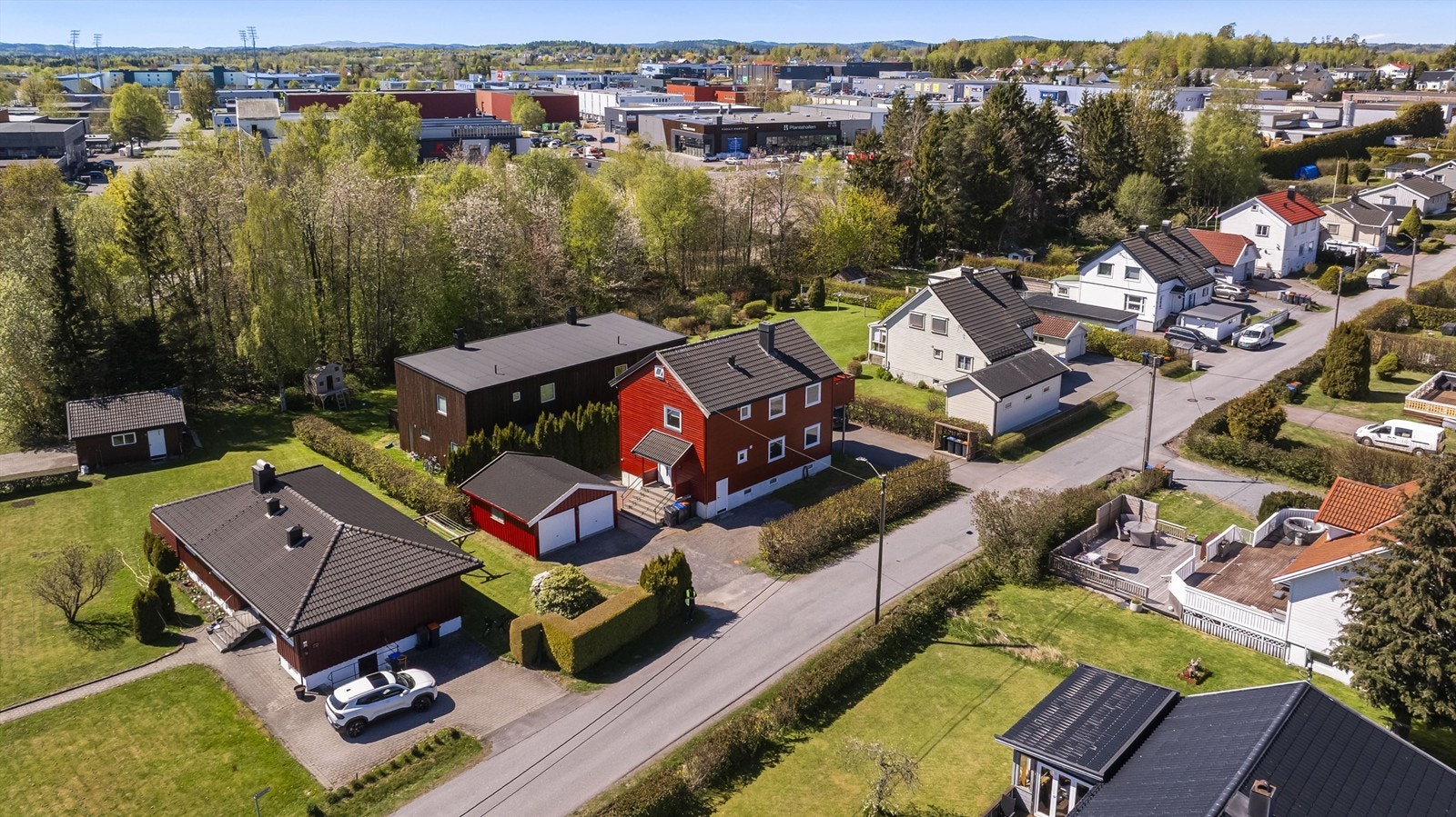 Her bor du lyst og fint til i sentrale omgivelser. Boligen ligger i et meget attraktivt og populært boligområde på Lasken, med nærhet til Haukerød og Nygård. Området er veletablert og rolig, med et stort mangfold av tilbud innen kort avstand. Galleribilde