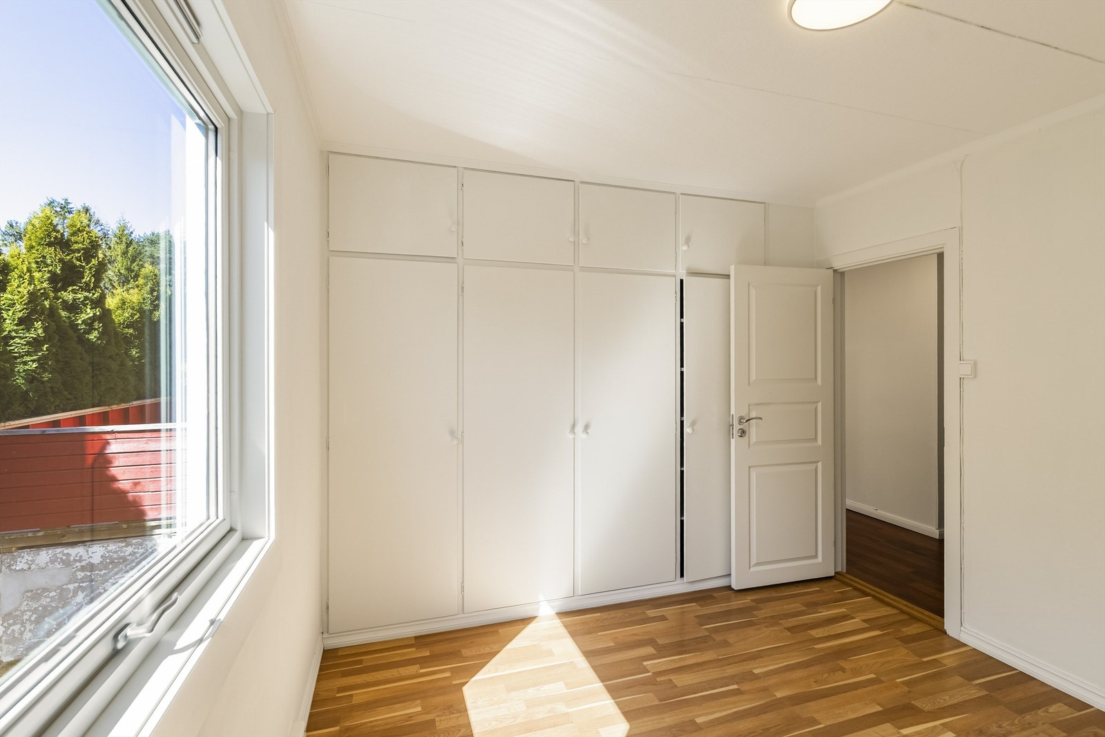 Hovedsoverommet har plassbygget garderobeskap for effektiv oppbevaring. Galleribilde
