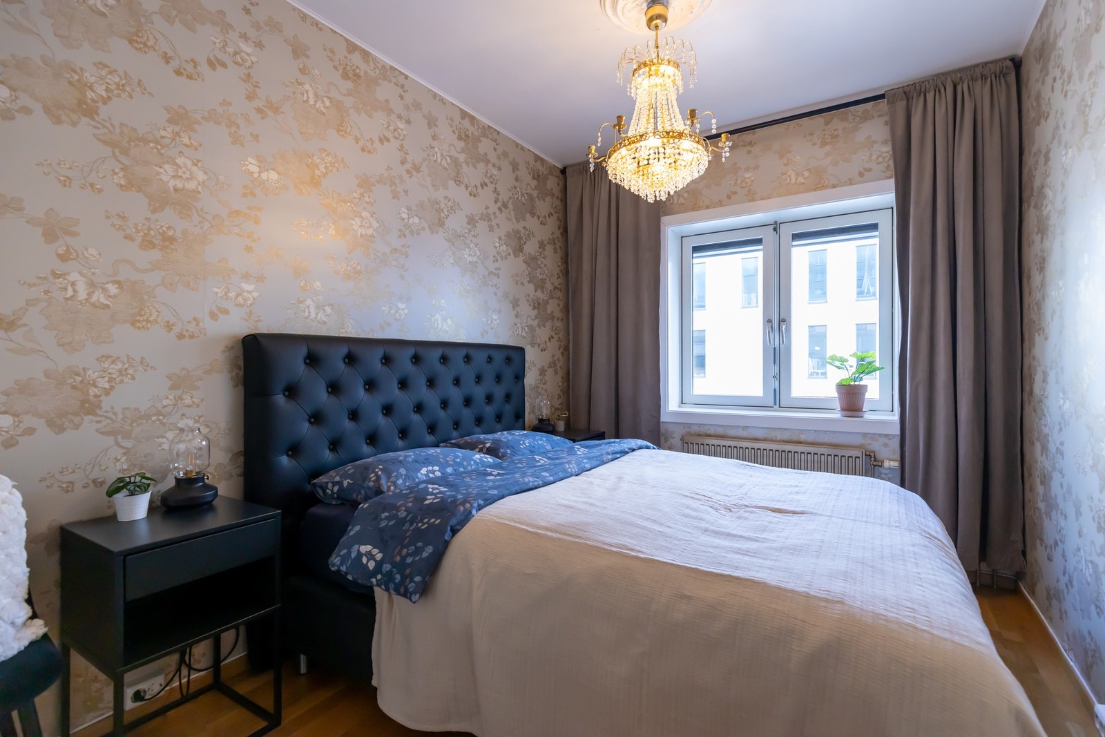 Romslig soverom med plass til større seng Galleribilde