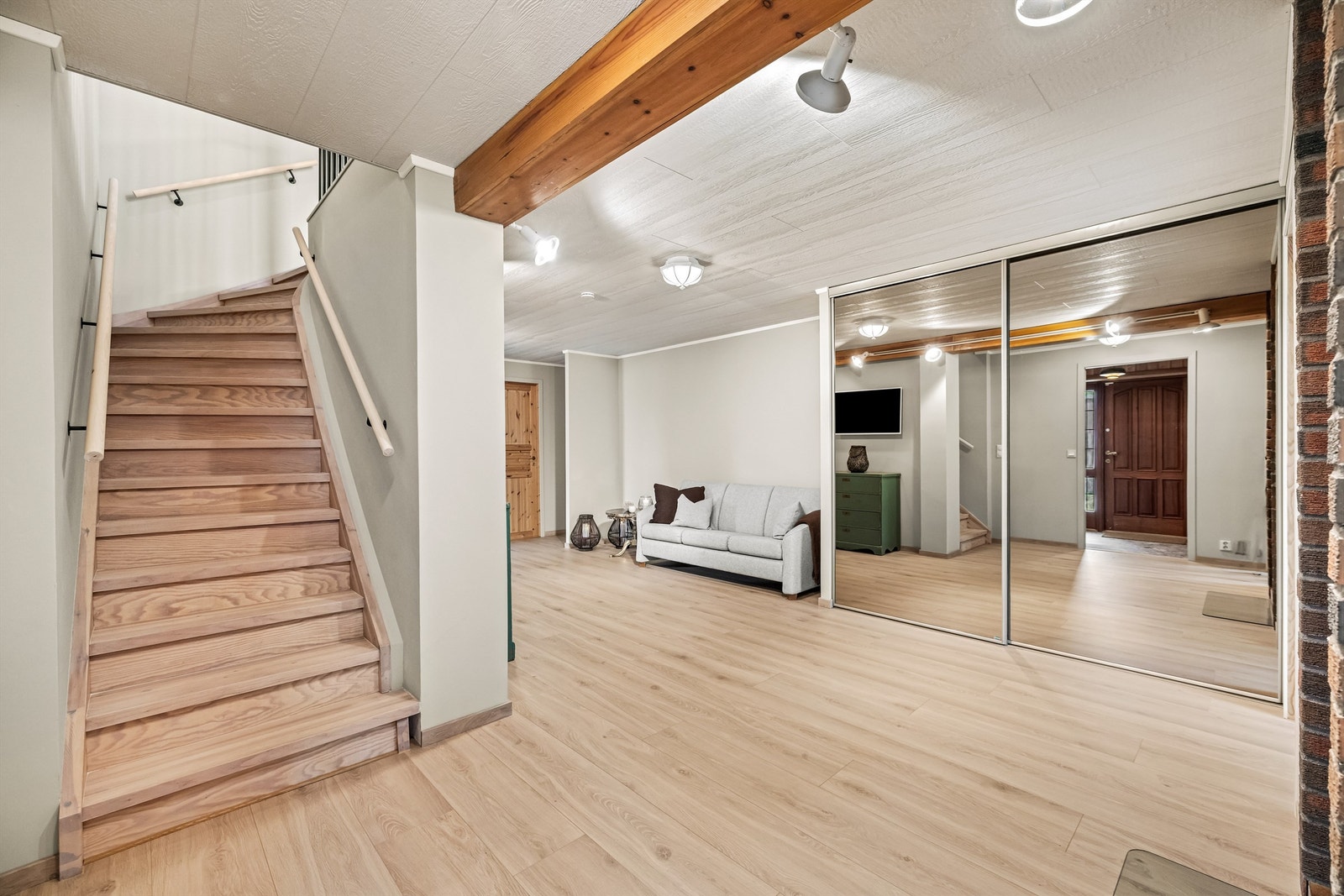 I hallen er det stor satt inn en skyvedørsgarderobe med god oppbevaringsplass. Galleribilde