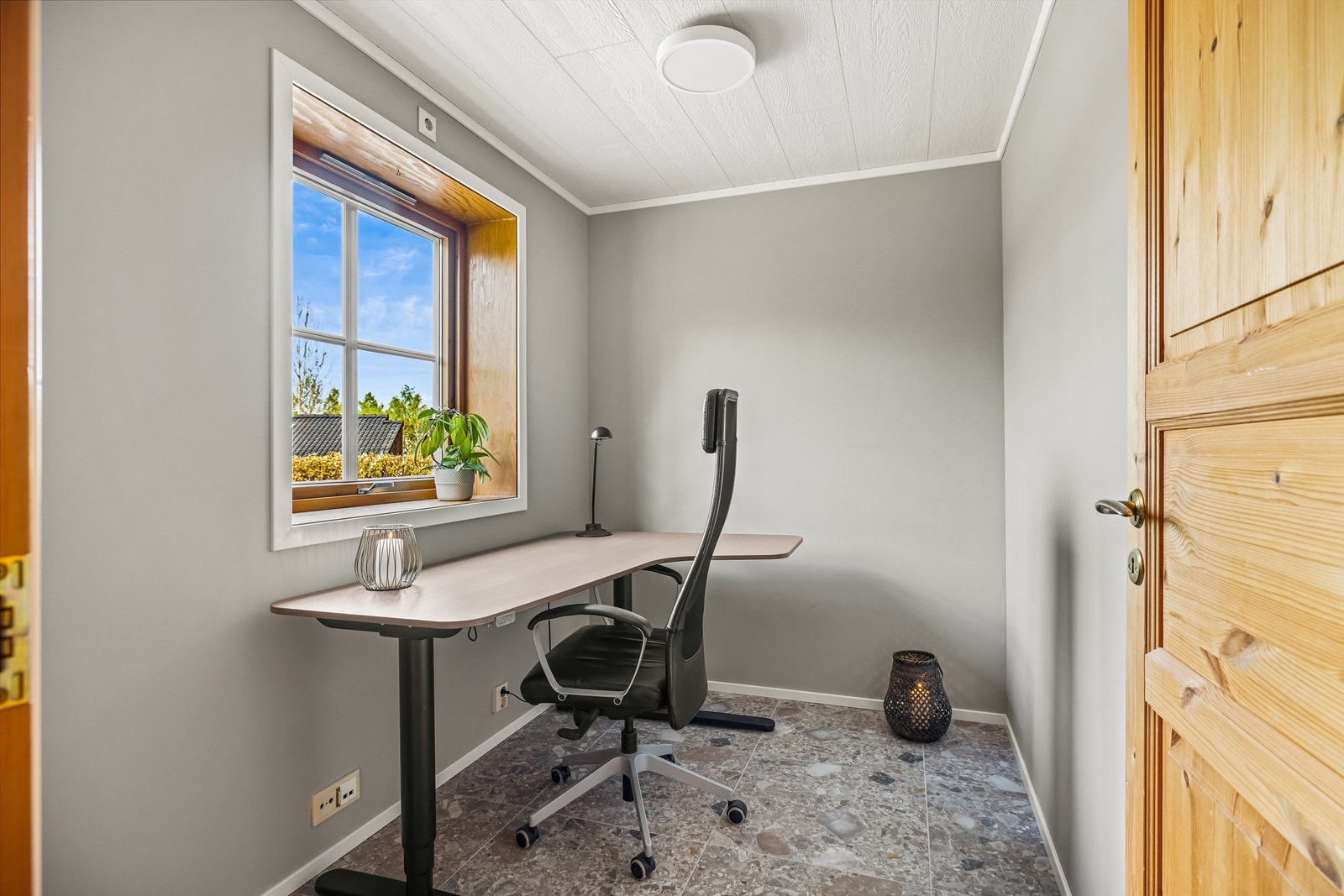 Praktisk kontor eller arbeidsrom med gulvvarme. Galleribilde
