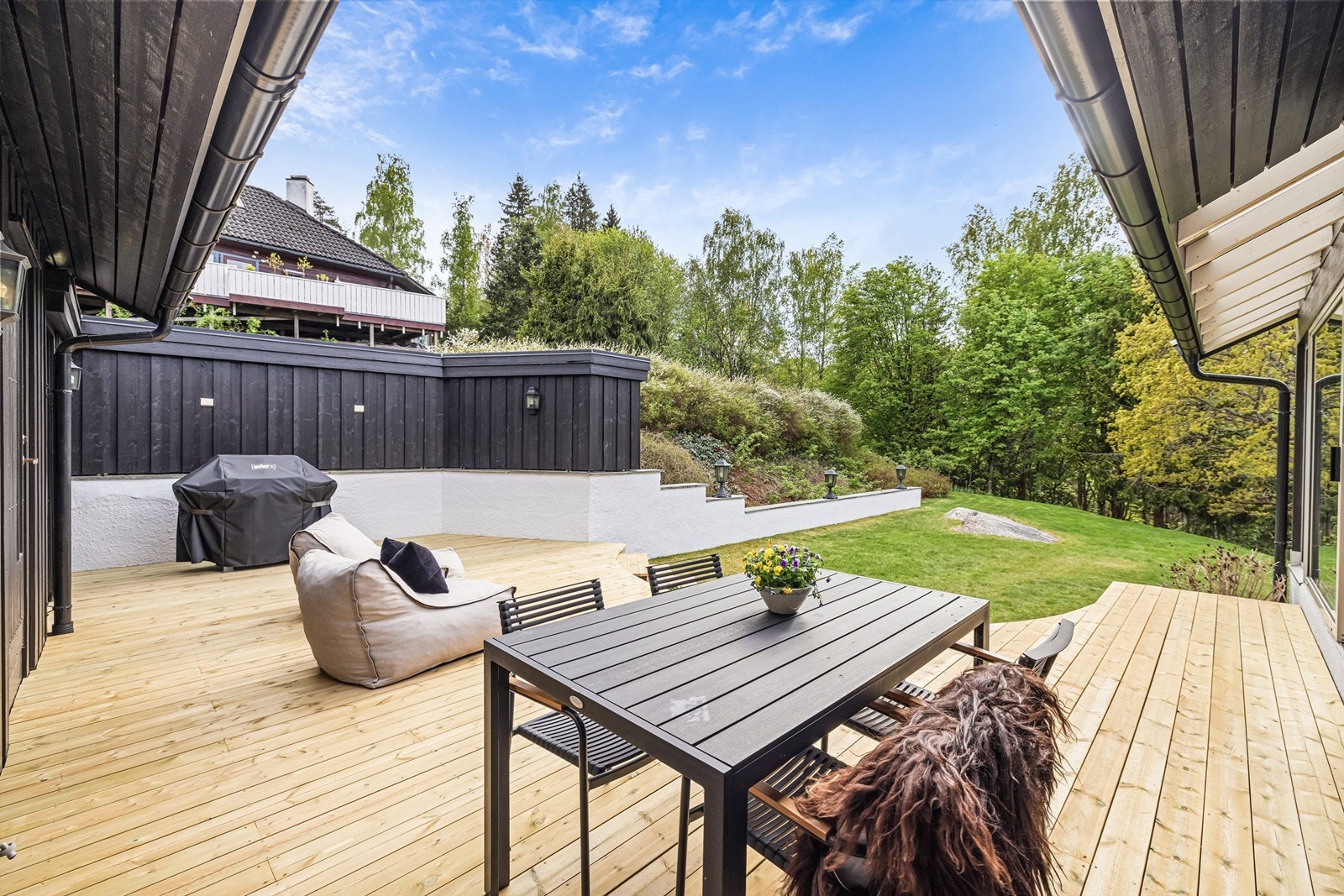 Stor, nybygd terrasse med god plass til flere sittegrupper. Galleribilde