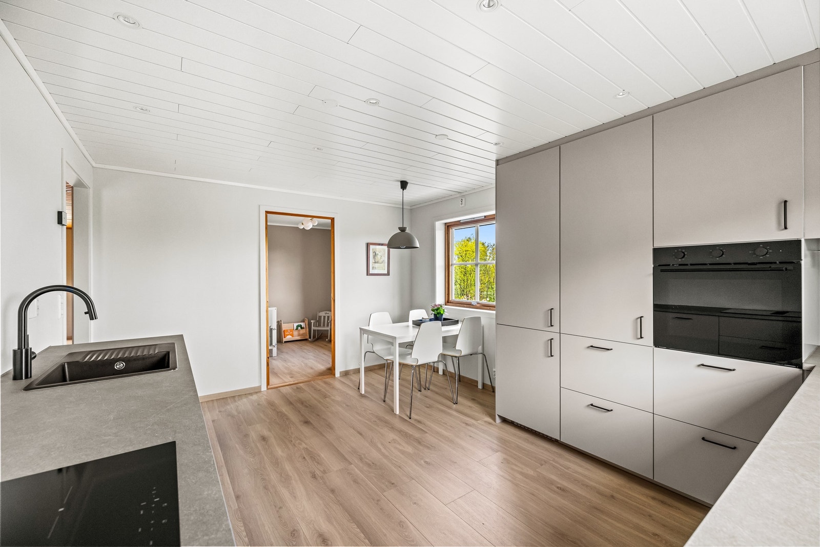 Innredningen fra Ikea inkluderer stekeovn i arbeidshøyde. Galleribilde