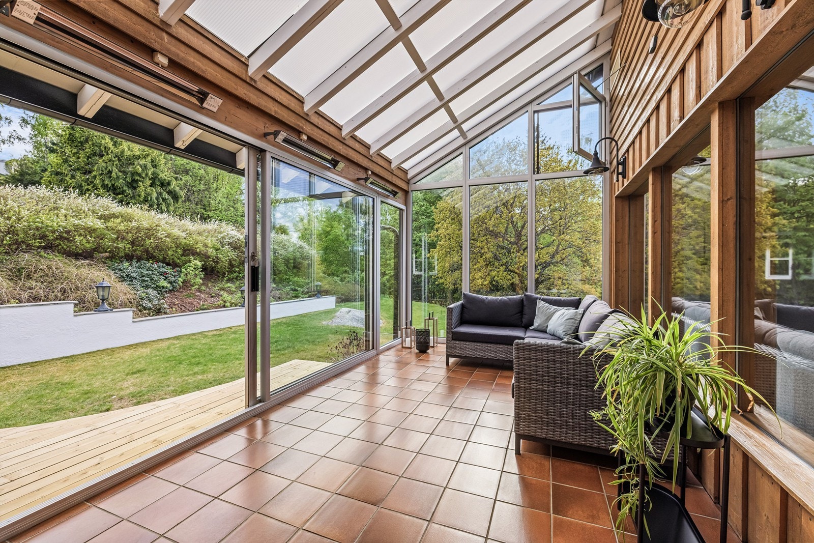 Innglasset terrasse som forlenger sesongen og gir en lun uteplass. Galleribilde