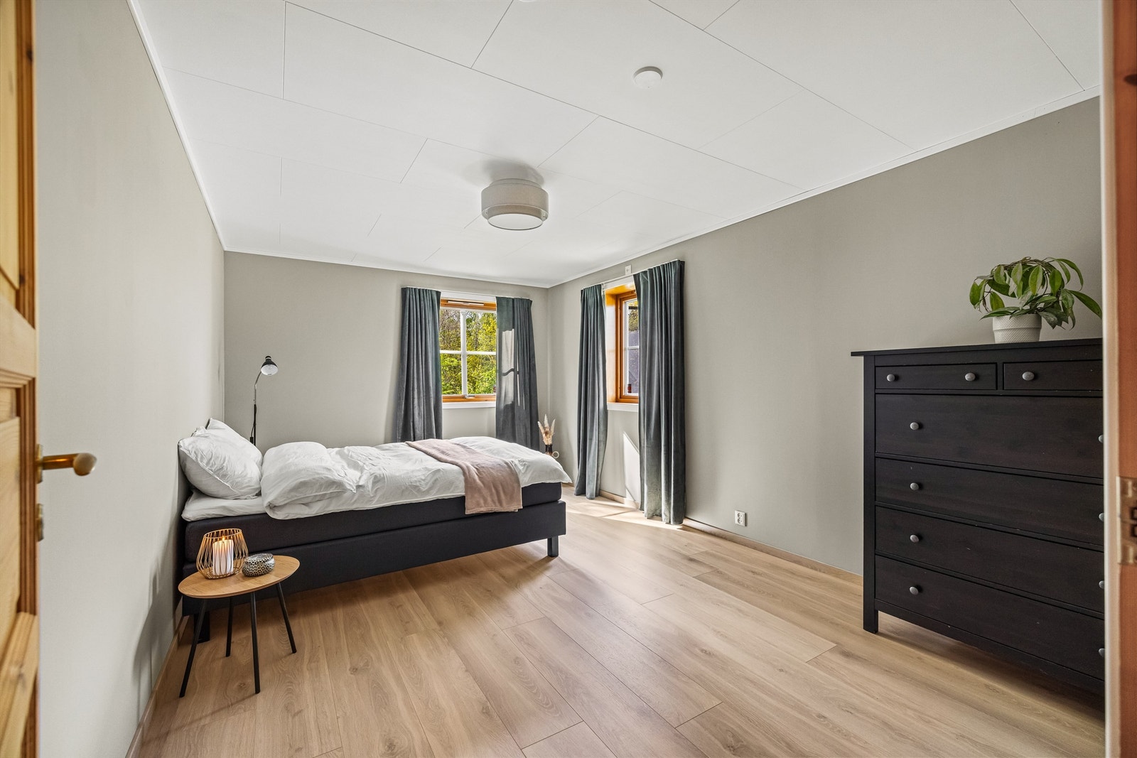 Soverom med god plass til seng og oppbevaring. Galleribilde
