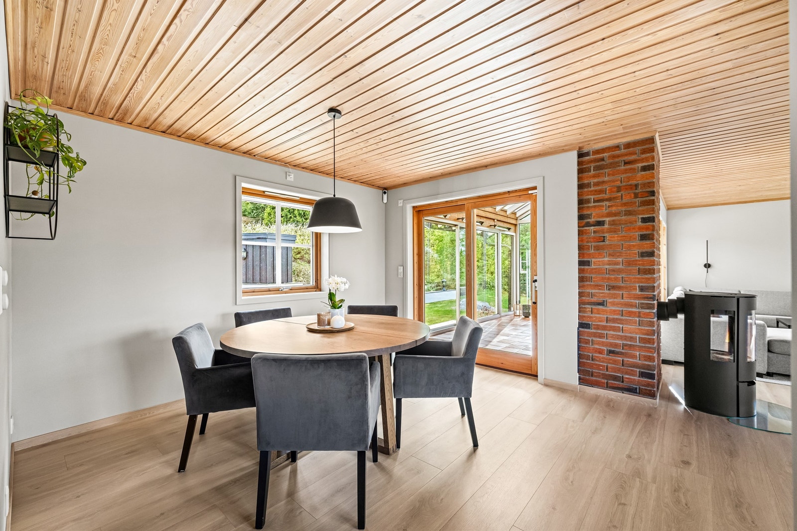 Stuen har utgang til den innglassede terrassen. Galleribilde