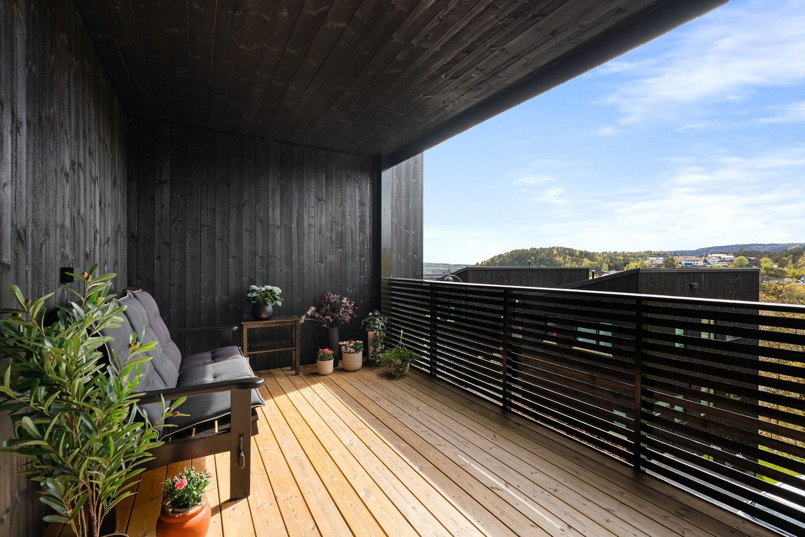 - Fra stuen er det utgang til en overbygd og usjenert veranda med fine solforhold | Nå er det bare å glede seg til sommeren - Galleribilde