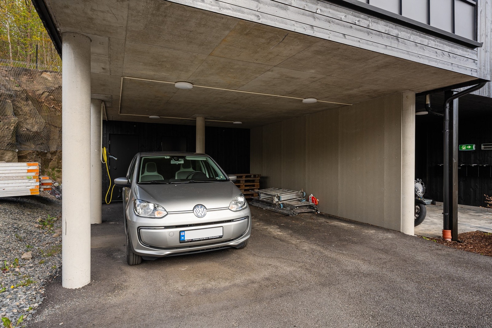 - Egen fast parkering i carport | Eier har installert smart el-billader (få spadetak ut innkjørselen på vinterstid) | Det medfølger også en romslig bod på 6kvm for lagring/oppbevaring - Galleribilde