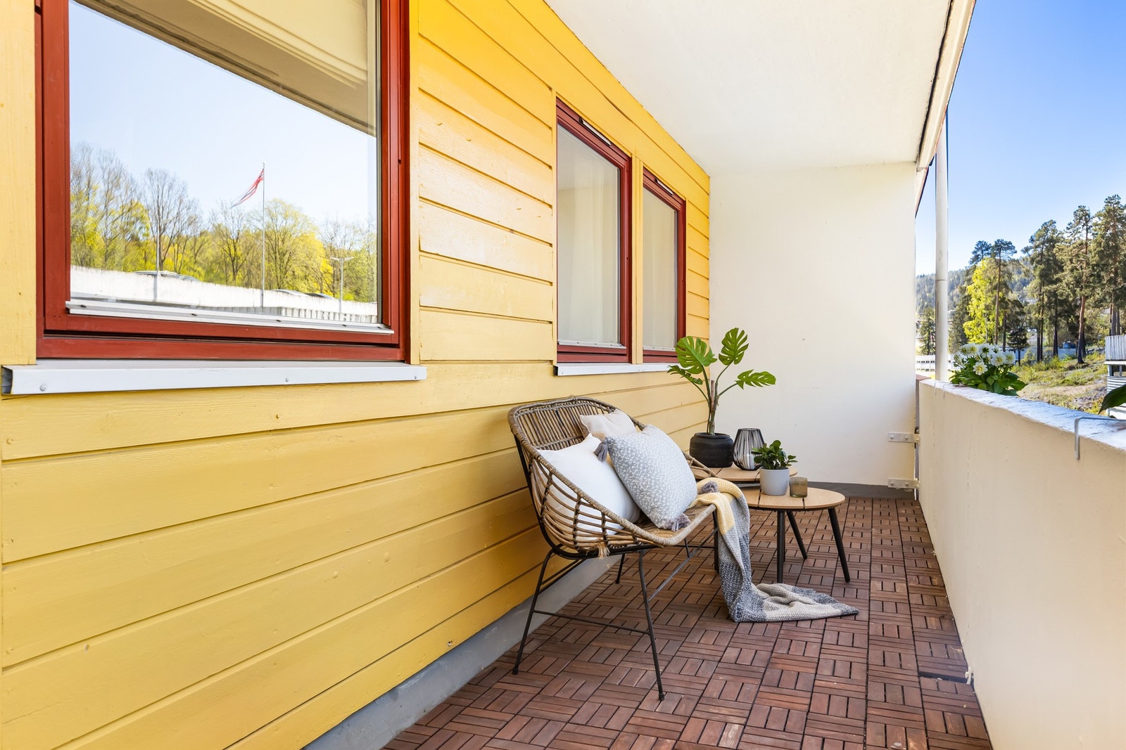 Balkongen er overbygd og oppmålt til ca. 10,5 m². Galleribilde