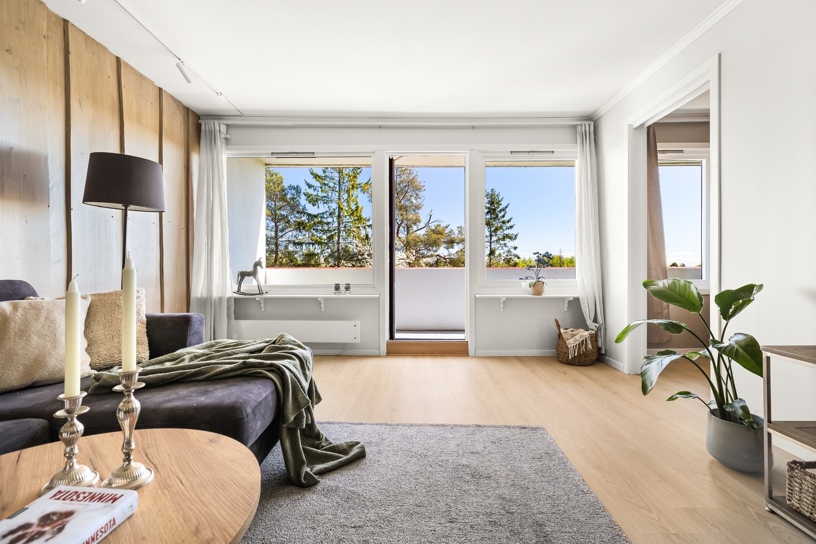 Stuen i leiligheten er romslig og flott opplyst med store vindusflater som gir rikelig med naturlig lys, og skaper en god atmosfære. Galleribilde