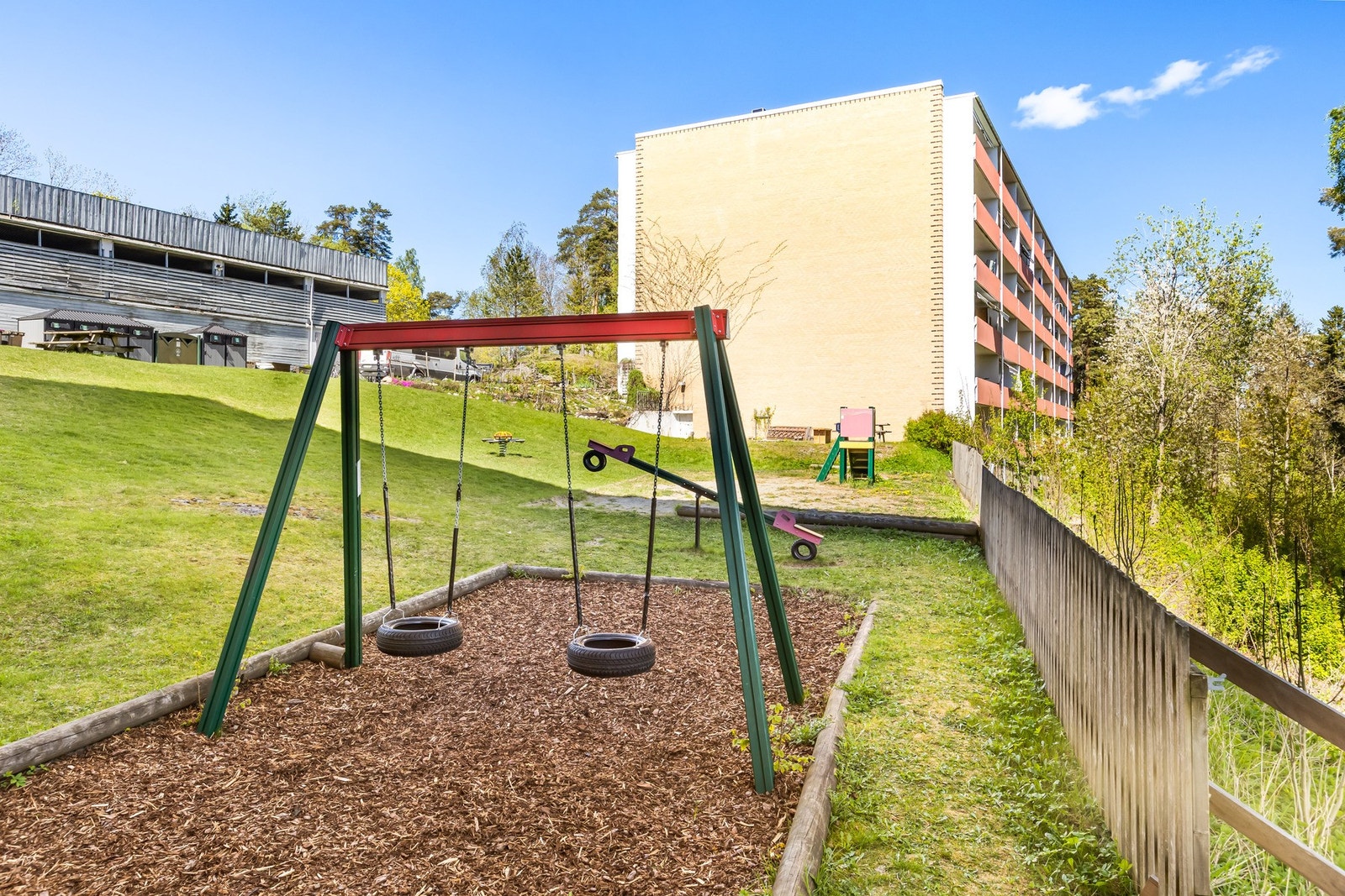 Fellesarealene er pent opparbeidet med asfalterte gangveier, store plenarealer med sittegrupper og flere flott lekearealer for barn. Galleribilde
