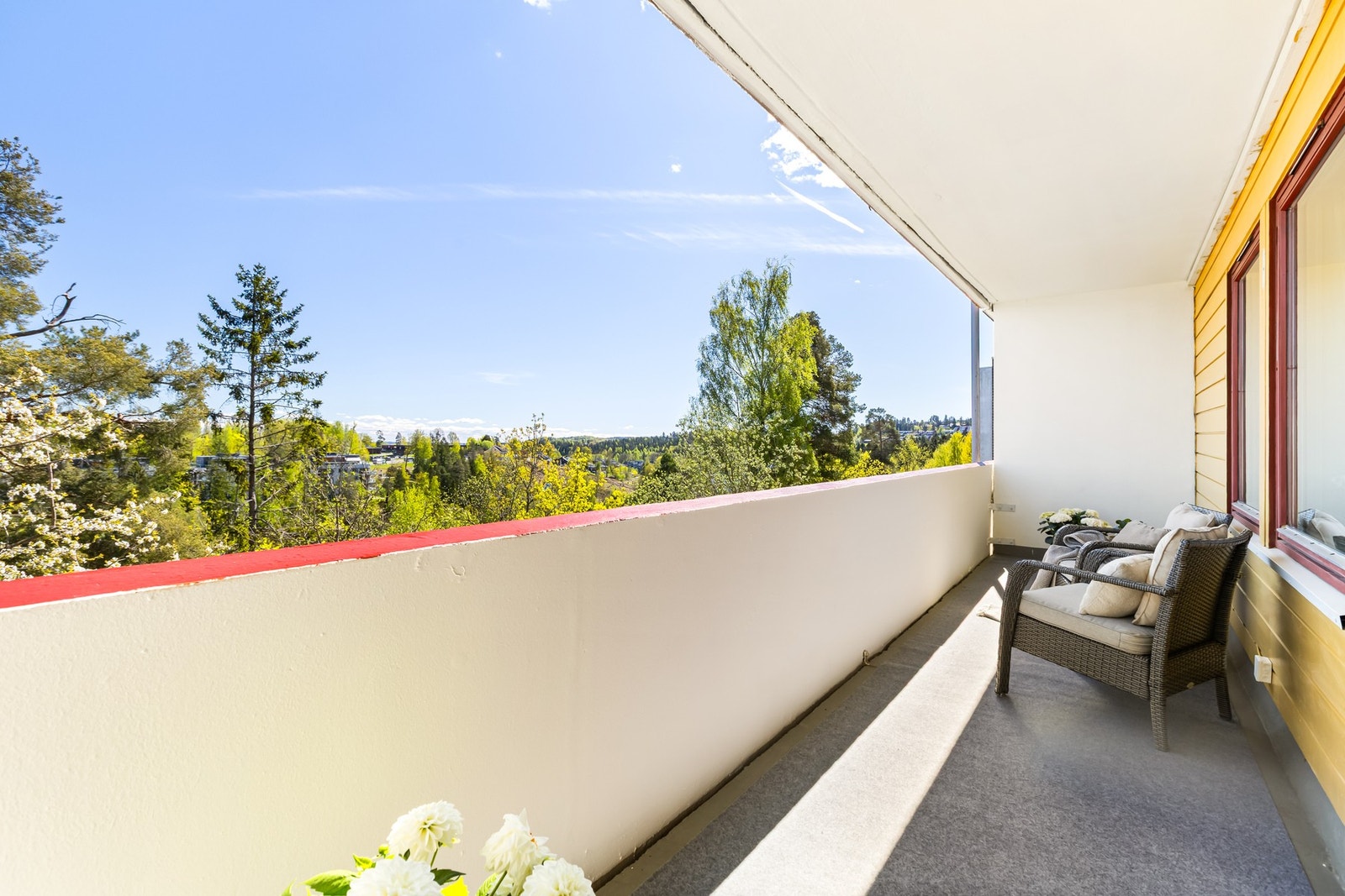 I enden av rommet er det utgang til en koselig balkong, som på sommerstid oppleves som en forlengelse av stuen. Galleribilde
