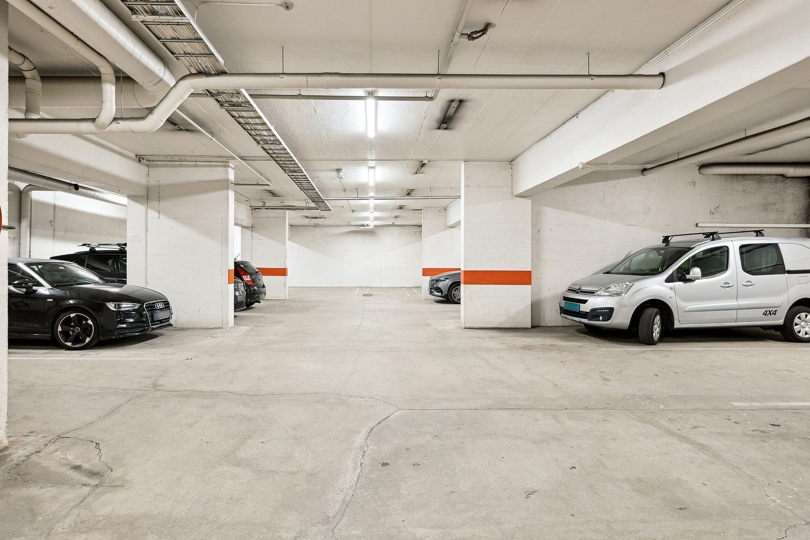 Garasjekjeller - mulighet for å kjøpe seg en plass for kr 350.000,- Galleribilde