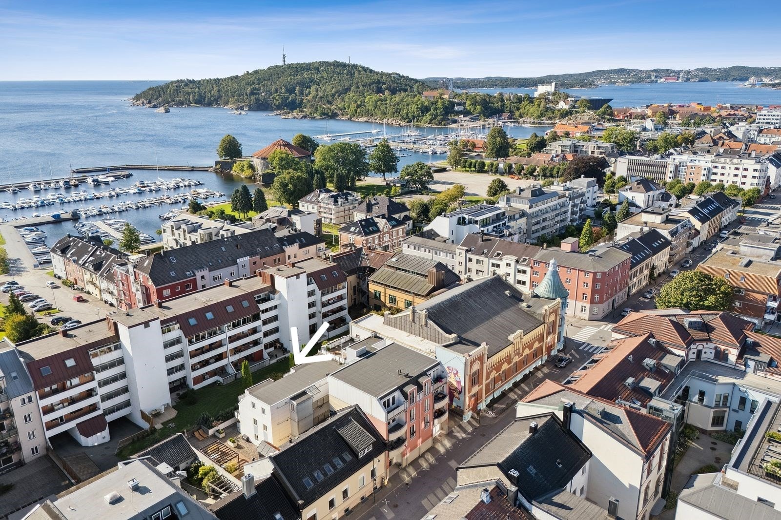 Velkommen til Kongens gate 60 - flott beliggenhet tilbaketrukket mellom Kongens gate og Østre Strandgate. Galleribilde