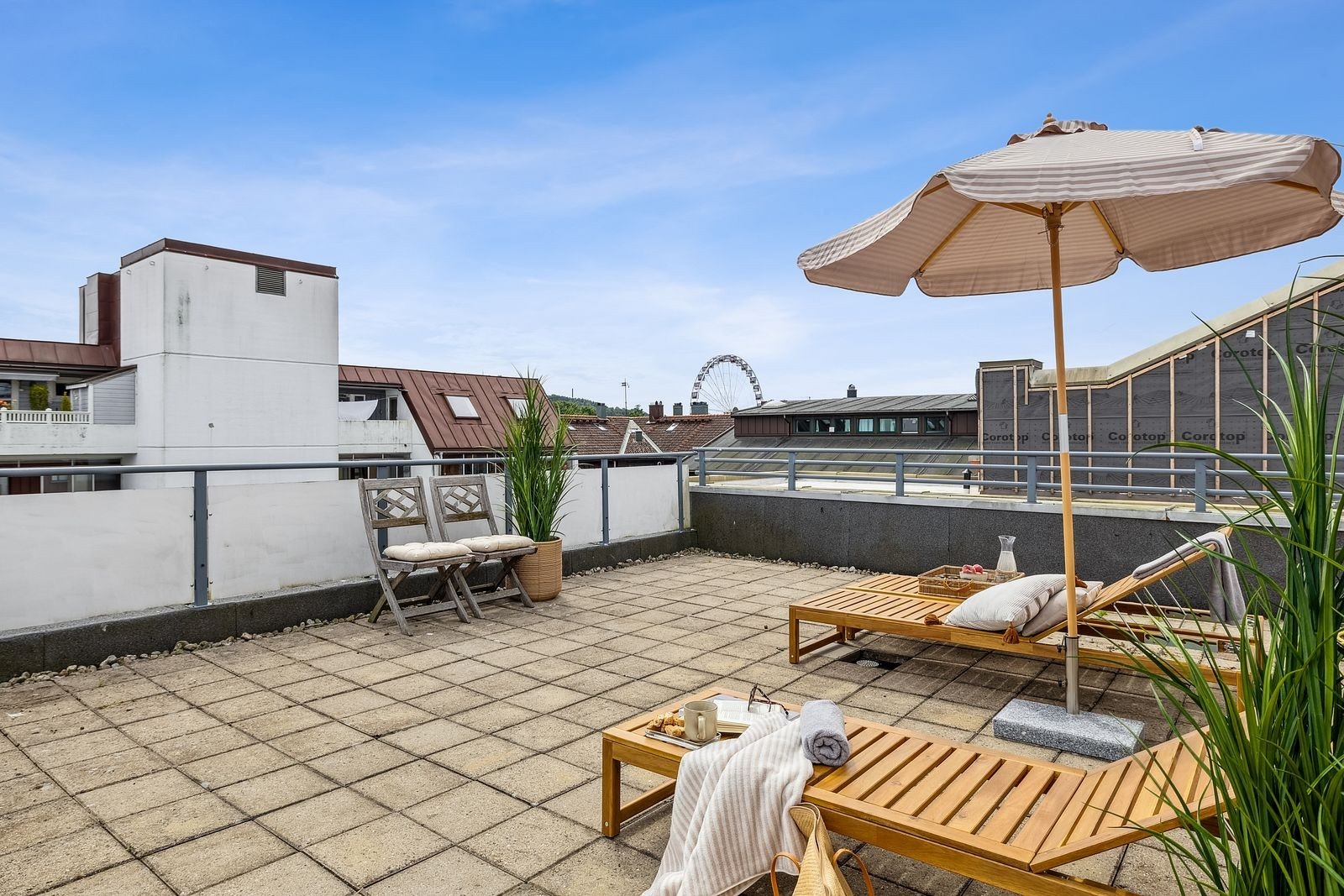 Felles solrik takterrasse som fritt kan benyttes - heis rett opp! Galleribilde