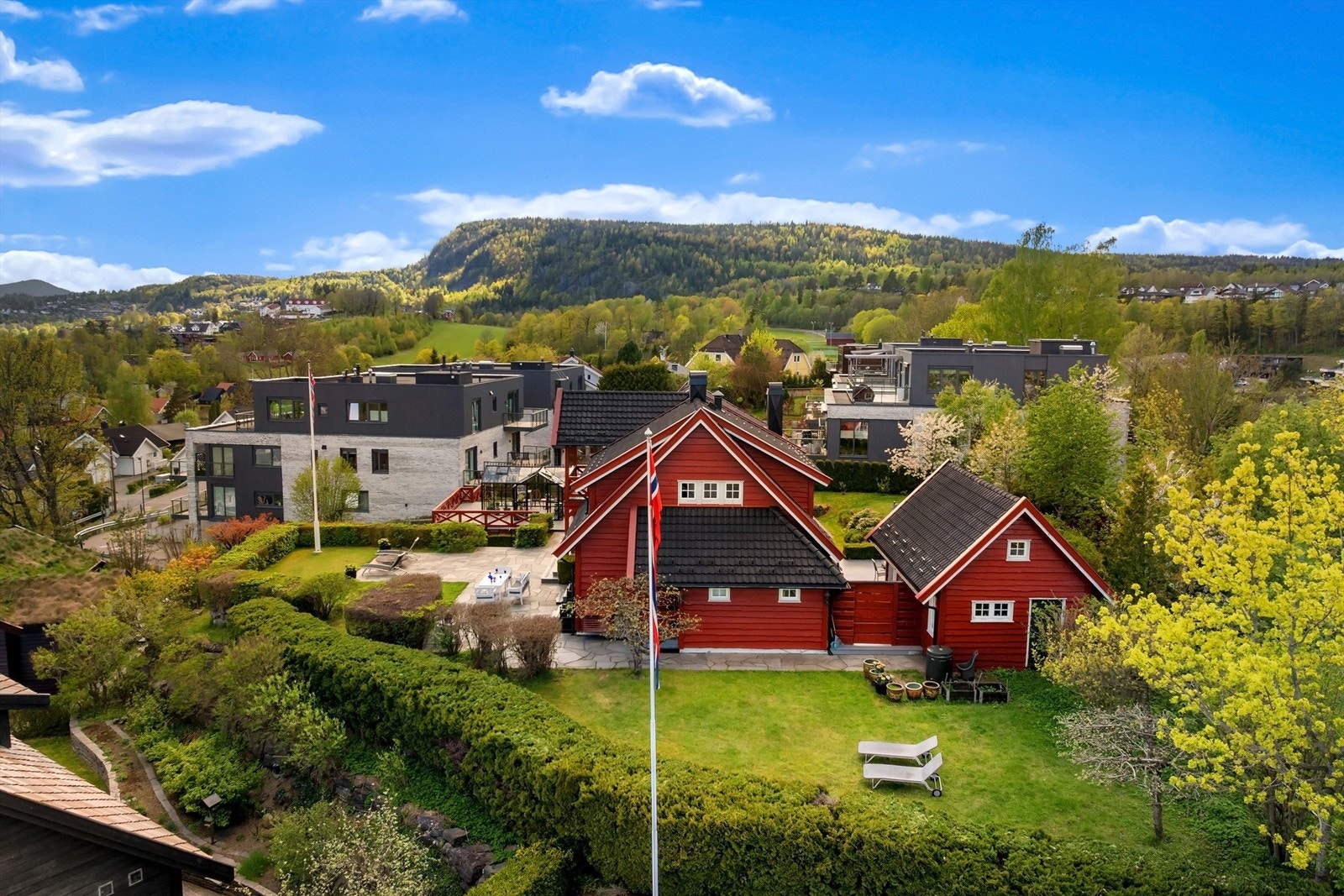 Eiendommen er på over 1 300 kvm og er pent opparbeidet med flere soner Galleribilde