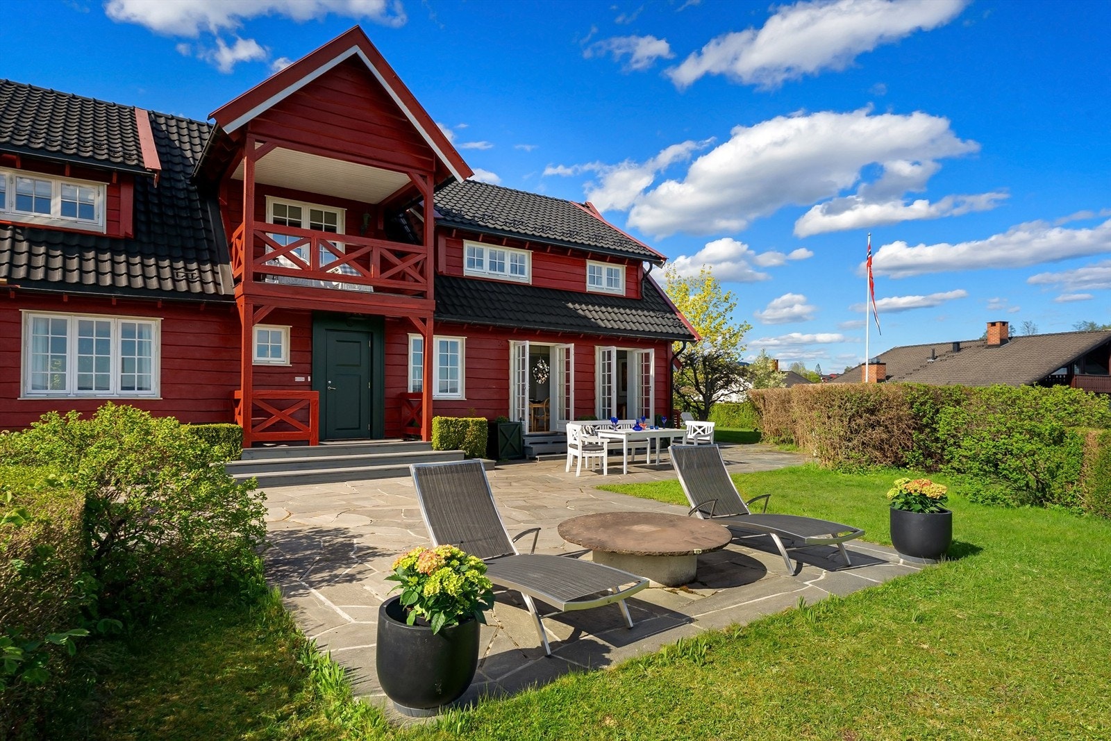 Velkommen til Tømtebakken 3 - en fantastisk enebolig fra 1910, betydelig oppgradert på 90-tallet og i 2012; her kombineres det klassiske med det moderne i perfekt harmoni. Foto: Zovenfra Galleribilde