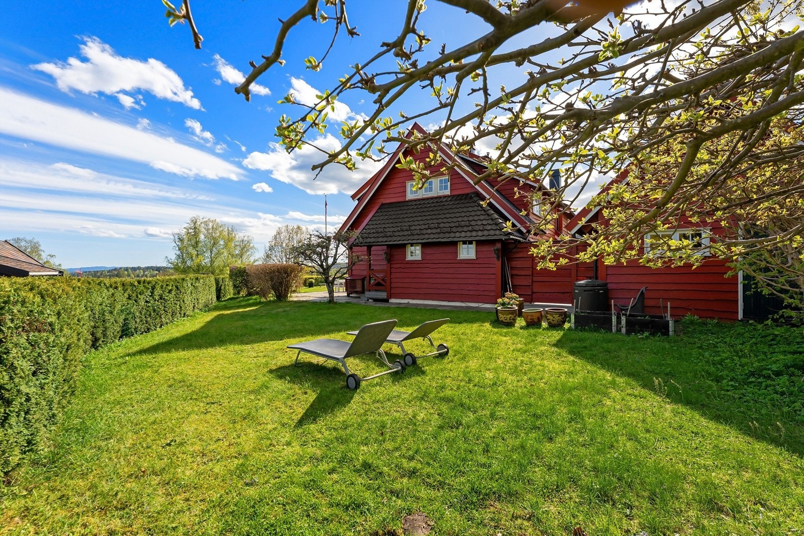 Eiendommen har fantastiske solforhold - perfekt for avslapping, lek og moro hele dagen Galleribilde
